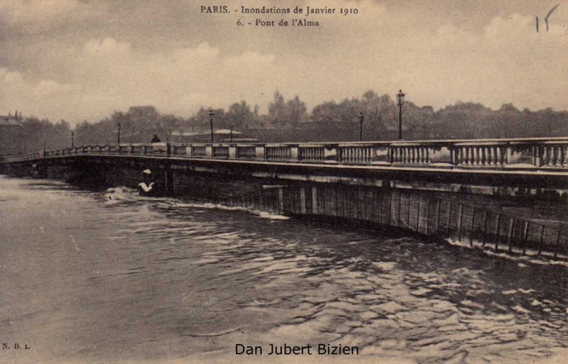 Le Pont de l'Alma durant les crues de 1910
