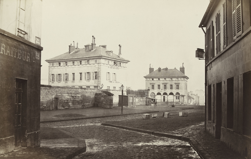 Barrière d'Italie (de la rue Gérard). Mairie du XIIIème arrondissement. Paris (XIIIème arr.), vers 1865. Photographie de Charles Marville (1816-v.1878-79). Bibliothèque administrative de la Ville de Paris.