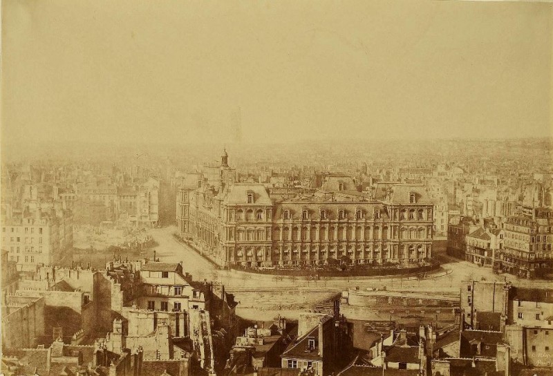 Photo prise le 5 avril 1871, juste avant l'incendie.