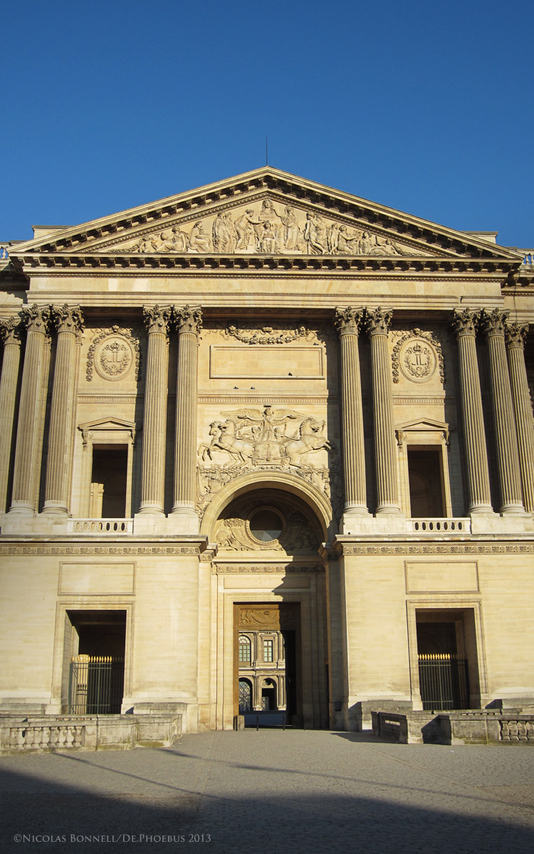 Le Fronton du Louvre (©Nicolas Bonnell/De.Phoebus 2013) 