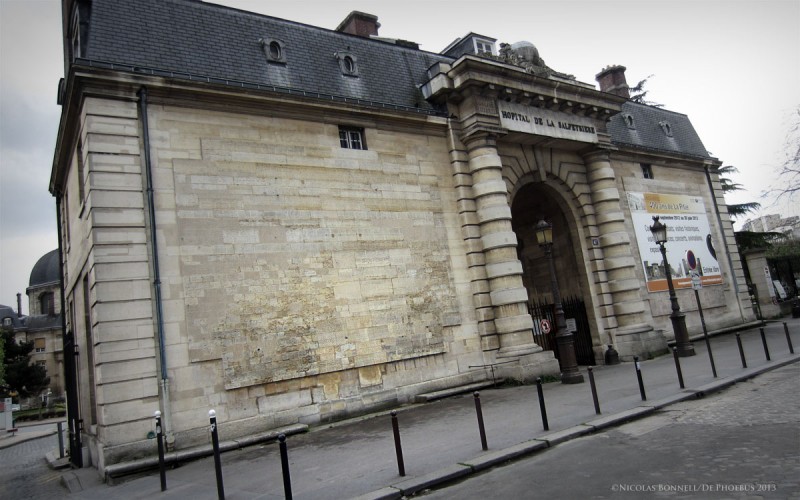 La Salpétrière en 2013 - À gauche, l'emplacement du socle vide est encore visible.