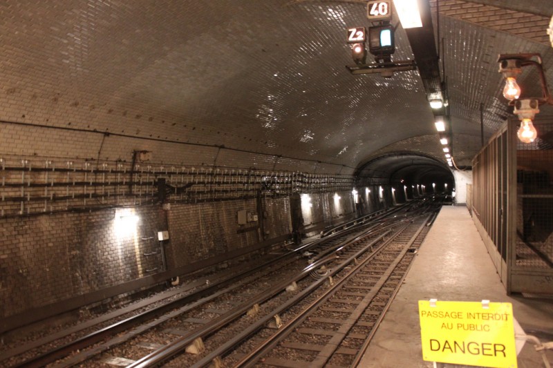 Metro_Paris_-_Ligne_8_-_Station_Invalides_-_quai_mort