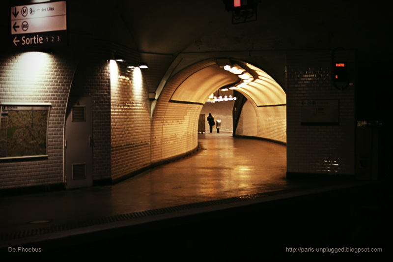  Le couloir de raccordement entre la 3 et la 3bis, ancien tunnel entre Martin Nadaud et Gambetta. Au fond, les quais du terminus 3bis de Gambetta (ancienne station Gambetta de la ligne 3) (N. Bonnell)